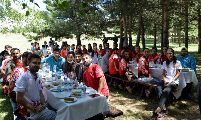 Vali Memiş'ten milli atletlere cağ kebabı ziyafeti