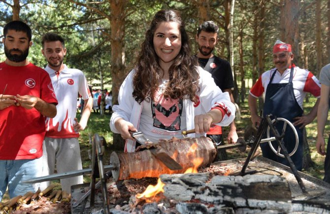 Vali Memiş'ten milli atletlere cağ kebabı ziyafeti