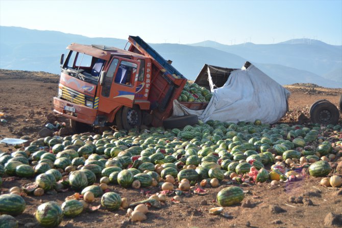 Gaziantep'te devrilen kamyondaki 13 ton karpuz zarar gördü