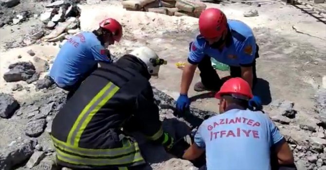 Gaziantep'te göçük altında kalan 2 işçi kurtarıldı