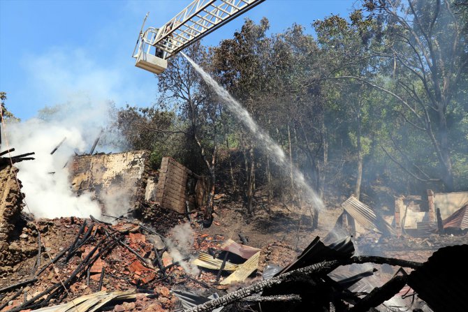 Karabük'te çıkan yangında iki ev yandı