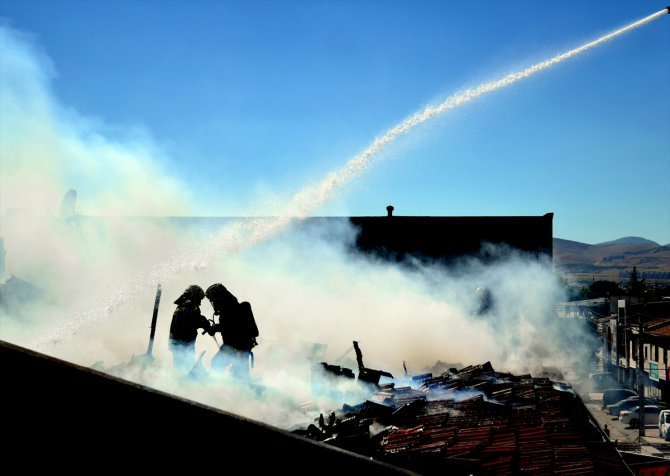 Konya'da tekstil dükkanlarının bulunduğu iş hanında çıkan çatı yangını söndürüldü