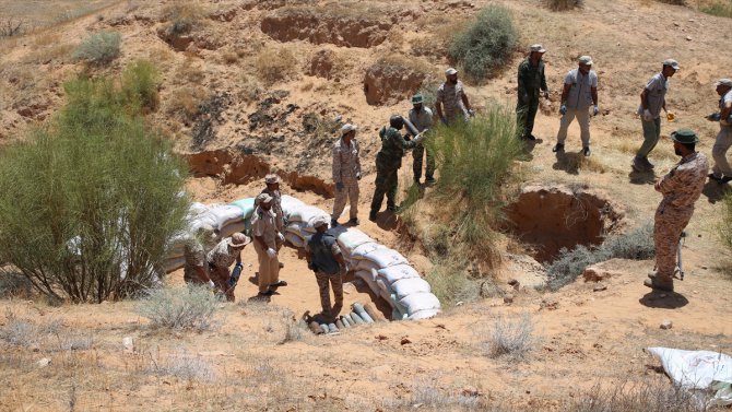 Libya'da sivil yerleşimlerden temizlenen 10 ton patlayıcı imha edildi