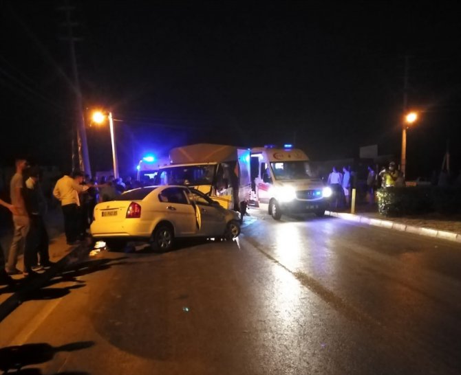 Mersin'de kamyonetle otomobil çarpıştı 6 kişi yaralandı