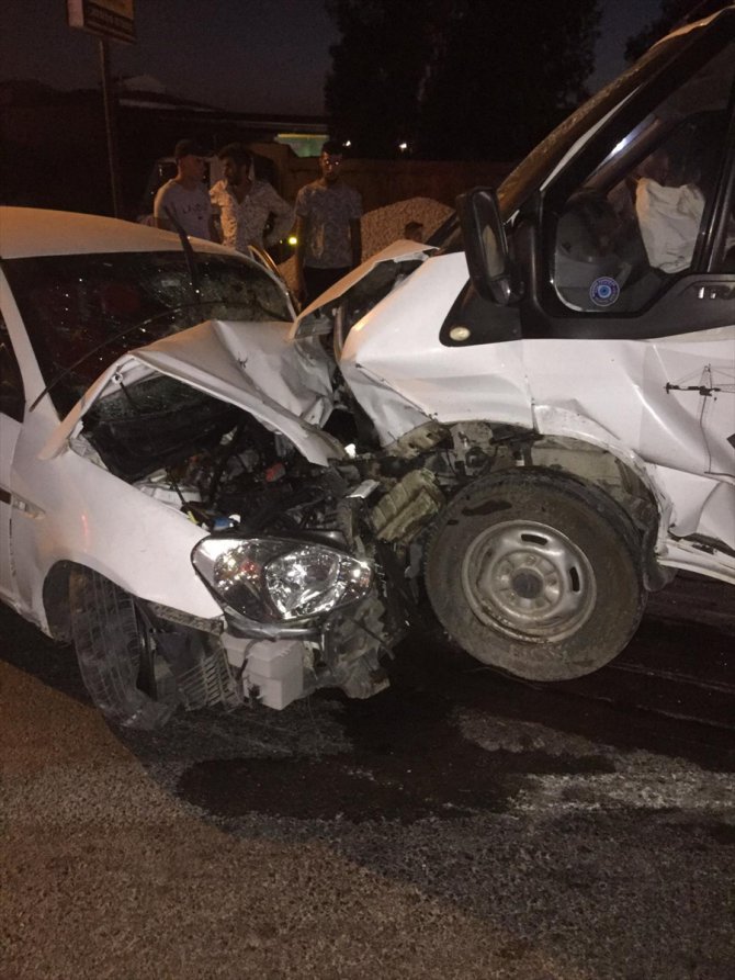 Mersin'de kamyonetle otomobil çarpıştı 6 kişi yaralandı