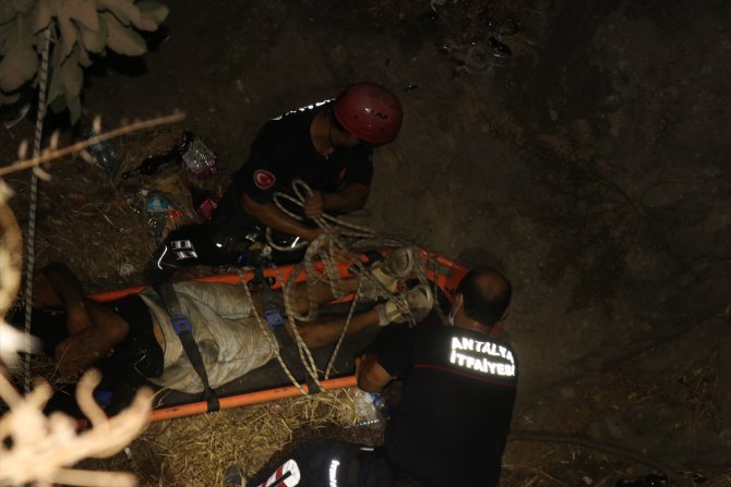 Antalya'da falezlerden düşerek mahsur kalan kişi kurtarıldı