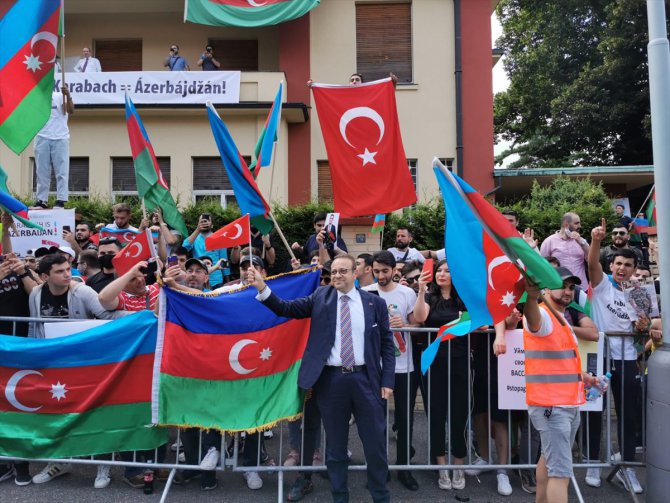 Çekya’da Azerbaycan ve Türkiye Türklerinden Ermenilere karşı protesto