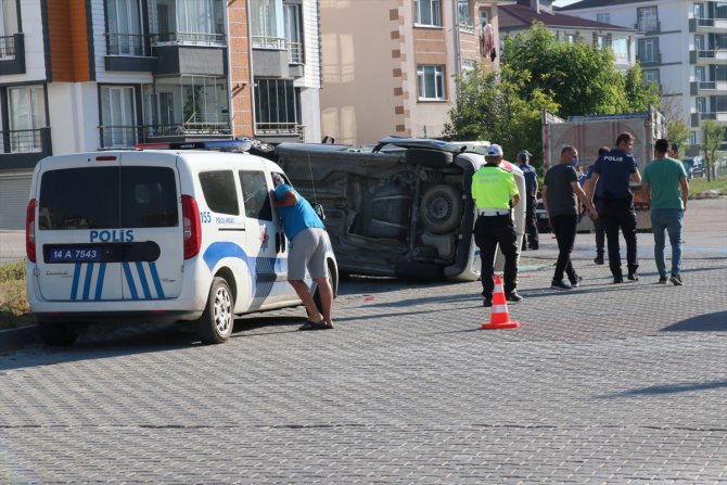 Minibüsle çarpışan polis aracı devrildi: 3 yaralı