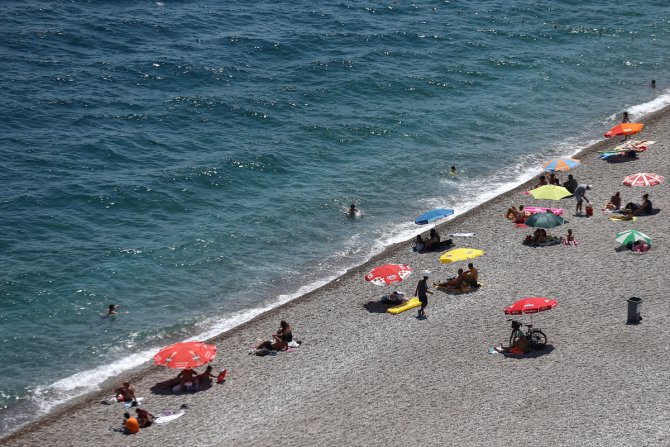 Antalya'da sıcak havadan bunalanlar sahillerde serinlemeye çalıştı
