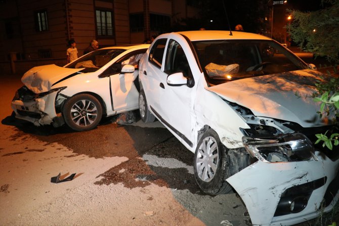 Elazığ'da iki otomobilin çarpıştığı kazada 6 kişi yaralandı