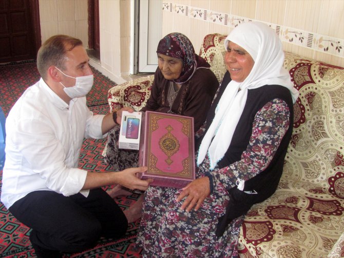 Görme engelli kadın Kur'an-ı Kerim'i elektronik ortamda ezberleyecek