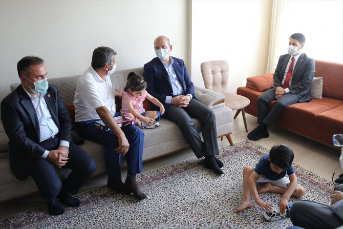 İçişleri Bakanı Soylu'dan, 15 Temmuz şehidi ikiz polislerin ailesine ziyaret