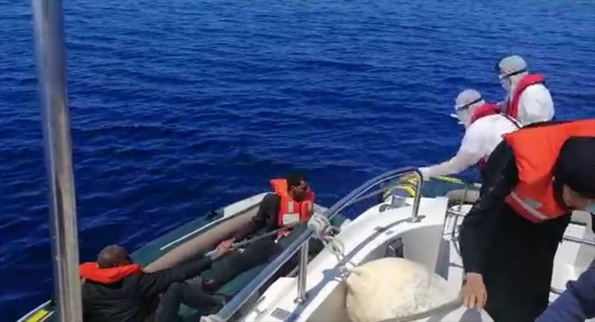 Muğla'da Türk kara sularına itilen 5 sığınmacı kurtarıldı