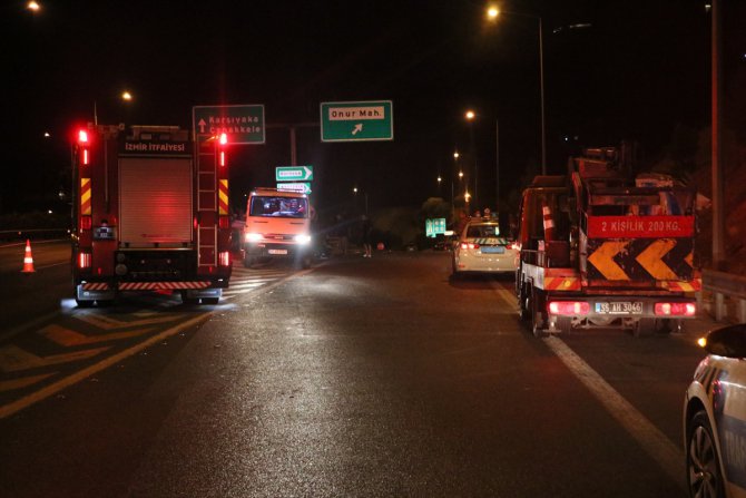 İzmir'de bariyerlere çarpan otomobilin sürücü hayatını kaybetti