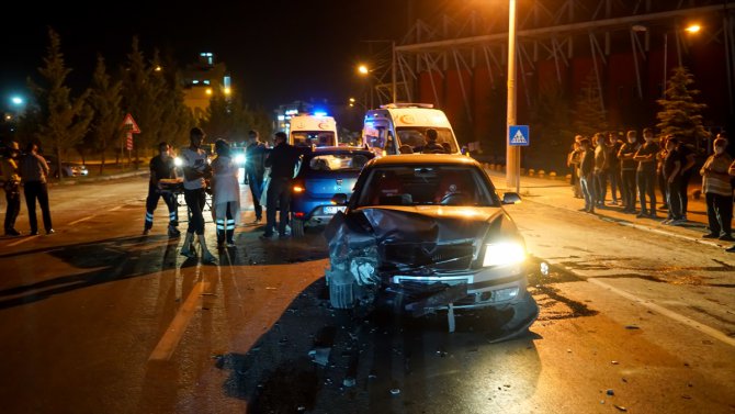 Kütahya'da iki otomobil çarpıştı: 5 yaralı