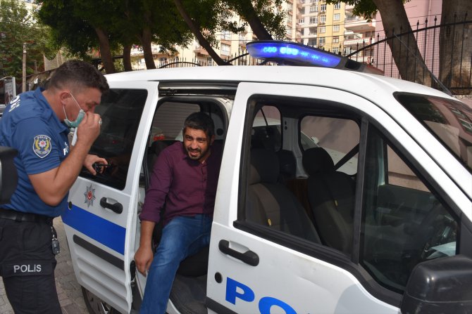 Adana'da görme engelli genci sınava polis ekipleri yetiştirdi