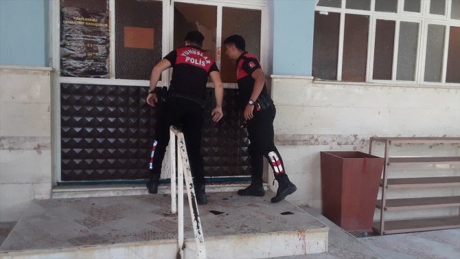 Adana'da hırsızlık zanlısı caminin kapı camına yumruk atınca bileğinden yaralandı