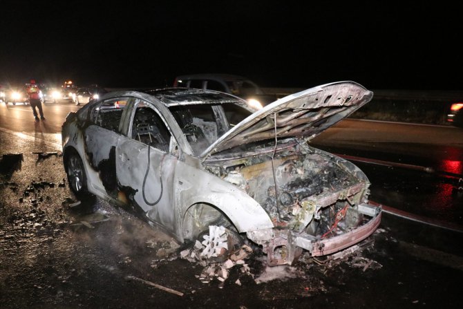 Anadolu Otoyolu'nda araç yangını uzun araç kuyruklarına neden oldu