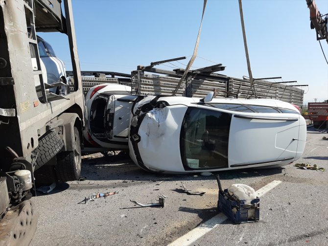 Balıkesir'de devrilen tırda yüklü 8 yeni araçta hasar oluştu