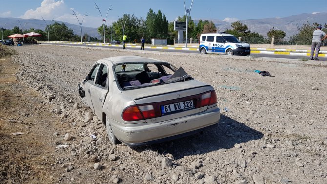 Erzincan'da devrilen otomobildeki 3 kişi yaralandı