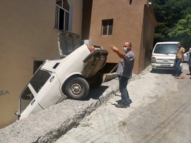 Erzincan'da otomobil cami bahçesine düştü