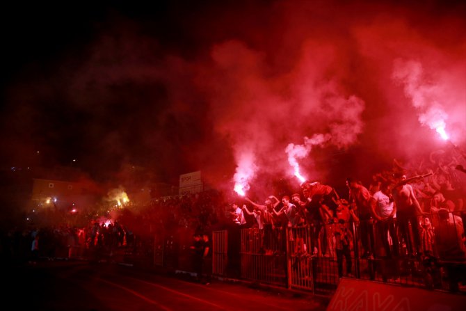 Fatih Karagümrüklü taraftarlar, Adana Demirspor maçını Vefa Stadı'ndaki ekrandan takip ediyor