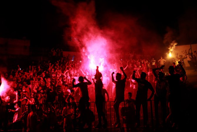 Fatih Karagümrüklü taraftarlar, Adana Demirspor maçını Vefa Stadı'ndaki ekrandan takip ediyor