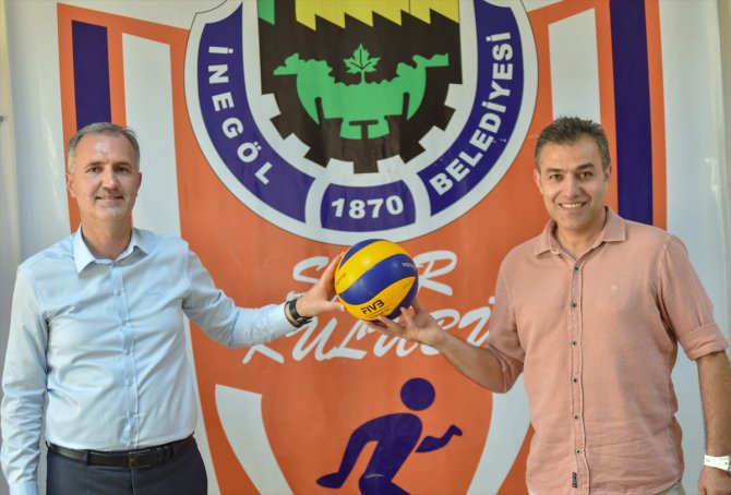 İnegöl Belediyespor Erkek Voleybol Takımı, eski antrenörlerinden Levent Zoroğlu'yla anlaştı