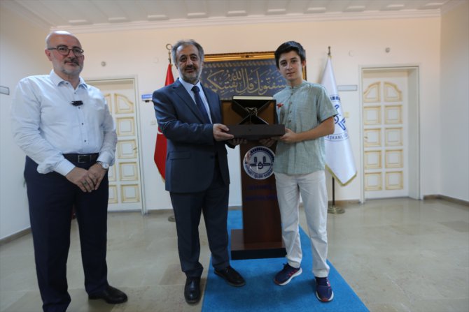İstanbul Müftüsü Maşalı, hafızlığını tamamlayan ve LGS'de dereceye giren öğrenciyi ödüllendirdi