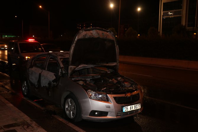 İzmir'de yanan otomobili yol kenarına bırakan sürücü olay yerini terk etti