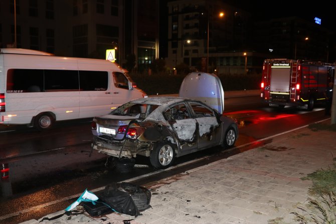 İzmir'de yanan otomobili yol kenarına bırakan sürücü olay yerini terk etti