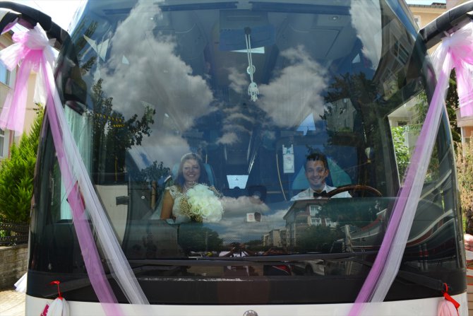 Kırklareli'nde bir çift, yolcu otobüsünü gelin arabası yaptı