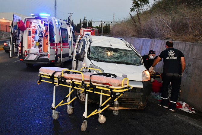 Manisa'da otomobil devrildi: 5 yaralı