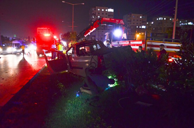 Mersin'de kamyonet aydınlatma direğine çarptı: 1 ölü, 1 yaralı