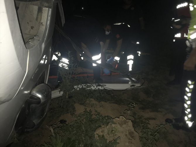 Sakarya'da minibüs şarampole devrildi: 2 yaralı