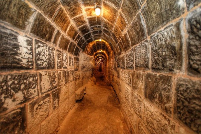 Tarihi Gaziantep Kalesi'nde tüneller ve su alanı bulundu