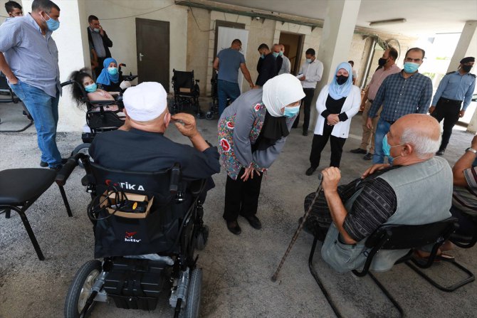 TİKA, özel ihtiyaç sahibi Filistinlilere akülü tekerlekli sandalye dağıtımı yaptı