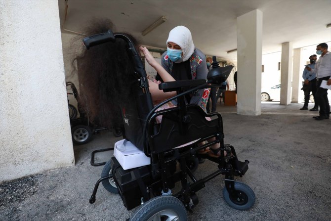 TİKA, özel ihtiyaç sahibi Filistinlilere akülü tekerlekli sandalye dağıtımı yaptı