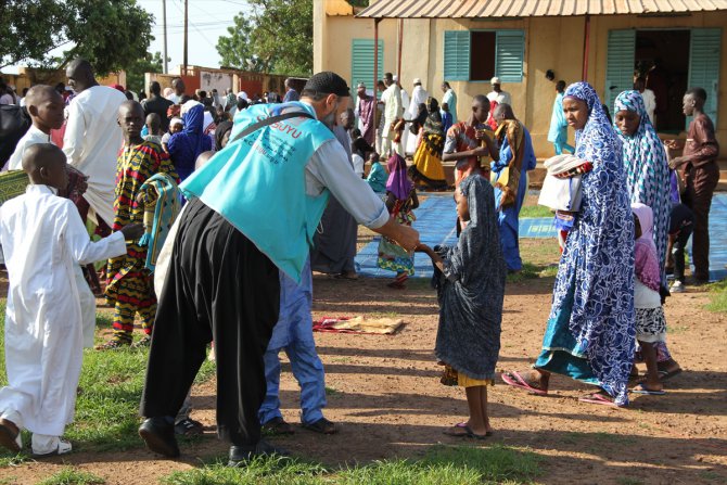 Türkiye'den Mali'deki ihtiyaç sahiplerine kurban yardımı