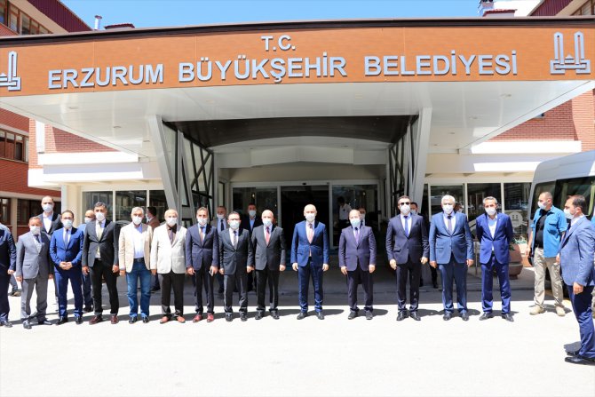 Bakan Karaismailoğlu, AK Parti Erzurum İl Başkanlığını ziyaret etti: