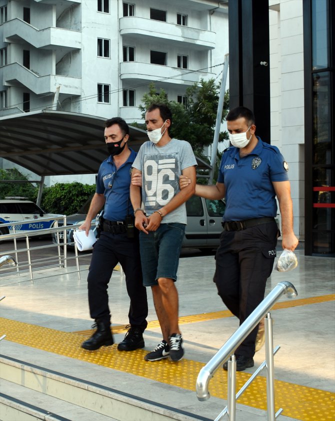 Antalya'da iki çocuğun bulunduğu otomobili çalmaya çalışan zanlı tutuklandı