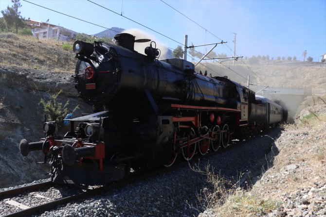 Atatürk'ü 100 yıl önce Pozantı'ya getiren buharlı kara tren yeninden Pozantı'da