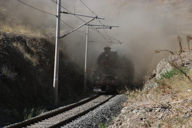 Atatürk'ü 100 yıl önce Pozantı'ya getiren buharlı kara tren yeninden Pozantı'da