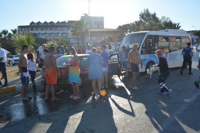 Balıkesir'de minibüsle otomobil çarpıştı 4 kişi yaralandı