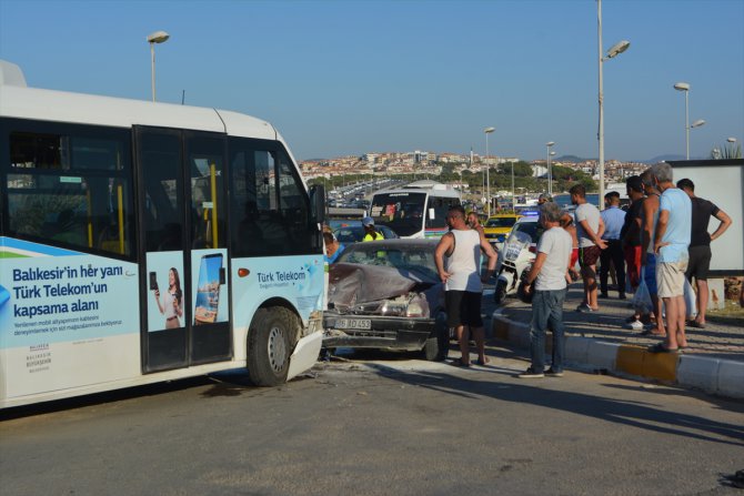 Balıkesir'de minibüsle otomobil çarpıştı 4 kişi yaralandı