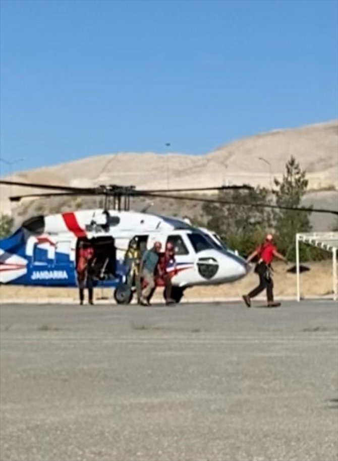 Demirkazık'ta rahatsızlanan dağcı helikopterle kurtarıldı