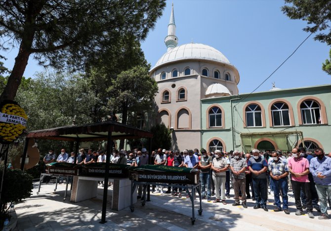 İzmir'de batan teknede ölen anne ve iki çocuğunun cenazesi defnedildi