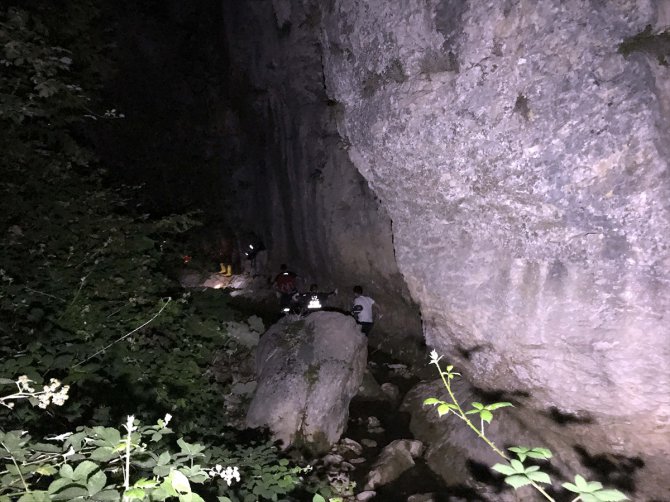 Kanyona devrilen otomobildeki iki kişi kurtarıldı