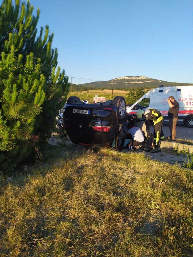 Karabük'te çarpışan iki otomobildeki biri polis 3 kişi yaralandı