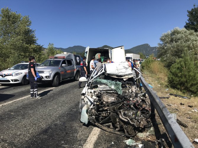 Karabük'te kamyon ile otomobil çarpıştı: 2 ölü, 3 yaralı